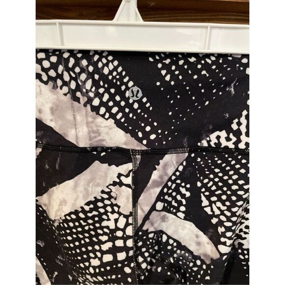 Lululemon Black White Abstract Pull On Full Length High-Rise Leggings Size 4 - Picture 5 of 5